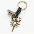 Primo piano dettagliato del portachiavi a scorpione in metallo vintage con cinturino in pelle. - Pelle Nera