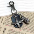 Vintage Legierung Flugzeug Schlüsselanhänger Retro Metall Taschenanhänger Geschenk - Geschnitztes Leder Stück Flugzeug Modell