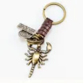 Portachiavi scorpione vintage con corda in pelle intrecciata e ciondolo in metallo. - Marrone