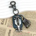 Vintage Metall Rennwagen Schlüsselanhänger mit Karabiner und Lederbasis für Taschen. - Skateboard Leder Stil