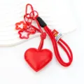 Llavero de corazón de cuero rojo para bolso con mosquetón, cuerda trenzada y estrellas. - Rojo
