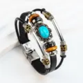 Detalle de pulsera de cuero multicapa con piedra turquesa, cuentas de madera y cierre de acero. - Turquesa Ovalada / Negro