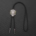 Cravatta bolo chitarra vintage con corda in pelle PU intrecciata, collana da cowboy. - Argento