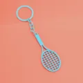Primer plano detallado del llavero de raqueta de tenis azul claro con diseño de malla. - Bolsa de polietileno / Azul cielo