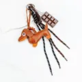 Lindo llavero colgante de bolso salchicha de cuero con chocolate para accesorios diarios. - Bolsa de polietileno / Tostado