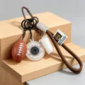 Lindo llavero de futbol colgante de barra de fitness dije de bolsa deportiva llavero. - Marrón