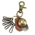 Portachiavi con berretto da baseball in lega bronzo vintage con dettaglio in pelle. - Stile Blocco di Pelle