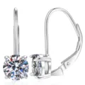 Gros plan détaillé des boucles d'oreilles classiques à quatre griffes en argent. - Petite Taille D Blanc