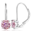 Vue détaillée de boucles d'oreilles en argent S925 avec moissanite rose et serti quatre griffes. - Petite Taille Rose Doux