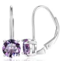 Gros plan sur les boucles d'oreilles argent et moissanite violette avec le serti. - Petite Taille Violet Rêve