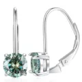 Détail de boucles d'oreilles en argent sterling moissanite, serti quatre griffes chic. - Petite Taille Vert Forêt