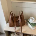 Vintage καφέ τσάντα ώμου για γυναίκες, casual PU δερμάτινη τσάντα hobo με ρυθμιζόμενο λουρί. - Χωρίς μενταγιόν / L / Καφέ
