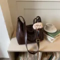 Καφέ δερμάτινη τσάντα ώμου PU hobo με λούτρινο μπρελόκ για γυναίκες, vintage τσάντα χιαστί. - Με Κρεμαστό / L / Καφέ