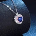 Magnifique collier cœur en argent 925 orné de zircone bleu et de cristaux rose étincelants. - Argent 925 / Saphir de Laboratoire 1ct