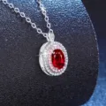 Collier pendentif ovale en argent avec pierre rouge et zirconiums scintillants style halo. - Rubis de Laboratoire 1ct