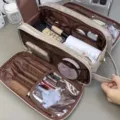 Vista dettagliata della grande borsa da trucco da viaggio con scomparti e tasche multiple. - Cammello