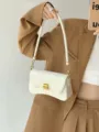 Élégant sac baguette d'épaule blanc pour femme, sac rétro chic sous les aisselles dorée. - Double bandoulière / Blanc