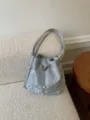 Borsa secchiello stropicciata argentata con ciondolo a farfalla e tracolla regolabile. - Argento