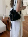 Borsa a secchiello in velluto nero da donna zaino elegante con farfalla e nappa di perle - Nero