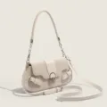 Gros-plan sur le sac baguette beige rétro élégant avec serrure métallique et chaîne. - Blanc Cassé