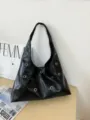 Dettaglio borsa a spalla in ecopelle nera, elegante design hobo con occhielli in metallo. - Nero