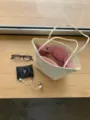 Dettaglio borsa shopper in nylon leggero con grande interno, fodera rosa e tracolla. - Bianco