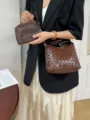Borsa a secchiello intrecciata marrone da donna, borsa a tracolla in pelle di alta qualità. - Caffè