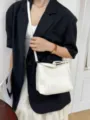 Borsa a secchiello intrecciata bianca da donna, elegante borsa a tracolla in pelle. - Bianco