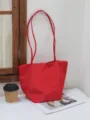 Dettagli della borsa in nylon rosso, borsa a tracolla leggera casual, stile minimalista chic. - Rosso