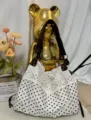 Vue détaillée du sac porté épaule en toile à pois avec bordure en dentelle blanche et brides foncées. - Blanc