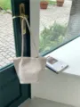 Borsa shopper minimalista in nylon da donna, borsa a secchiello leggera e casual a spalla. - Bianco