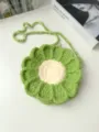 Borsa a tracolla lavorata all'uncinetto con fiore verde, dettaglio della trama in filo. - Verde