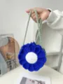 Borsa a tracolla artigianale all'uncinetto fiore blu con perla bianca e cinturino verde. - Blu scuro