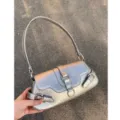 Borsa a spalla sotto l'ascella moto metallizzata argento da donna, borsa elegante. - Argento