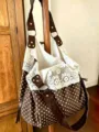 Borsa a tracolla hobo a pois marrone e bianco con bordo in pizzo bianco e cinturini. - Pois Caffè