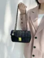 Borsa a tracolla nera trapuntata con catena, elegante borsa in ecopelle con dettagli dorati. - Nero