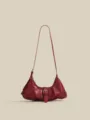 Elegante borsa a tracolla rossa morbida da donna, borsa dumpling di tendenza con fibbia. - Rosso