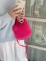 Borsa a secchiello in morbido peluche fucsia, elegante borsa a tracolla invernale donna. - Rosso rosa