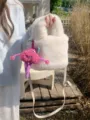 Borsa a secchiello in peluche bianco con ciondolo mostro rosa, borsa a tracolla in ecopelliccia. - Bianco con Ciondolo Piccolo Mostro