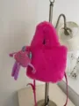 Borsa a secchiello in peluche rosa vivo variante con grazioso ciondolo mostriciattolo. - Rosso Rosa con Ciondolo Piccolo Mostro