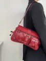 Borsa a spalla da moto rossa da donna, borsa baguette alla moda con tasche multiple con zip. - Rosso
