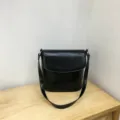 Borsa a secchiello in pelle nera, design minimalista chic, borsa a tracolla versatile da donna. - Nero