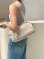 Borsa a spalla retro Boston beige, elegante borsa sottoascella in ecopelle da donna. - Bianco