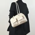 Borsa a spalla beige vintage con doppie tasche anteriori per stile quotidiano - Bianco