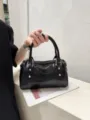 Borsa da bowling in pelle nera con borchie metalliche e manici, classica borsa Boston chic. - Nero