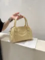 Borsa a mano Boston giallo chiaro elegante, borsa a tracolla e spalla in pelle PU bowling. - Giallo