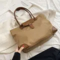 Grande borsa a tracolla shopper capiente, cuciture in ecopelle marrone, borsa casual per studio e lavoro. - Marrone scuro