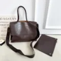 Borsa a tracolla marrone con stampa coccodrillo e grande capacità con pochette. - Coccodrillo Marrone