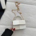 Compacte dames schoudertas met kleurblok design en stijlvolle handtas met gouden ketting. - Wit