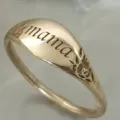Anillo de sello dorado con texto mama grabado y bonito motivo floral para mujeres. - Talla 5 / Dorado